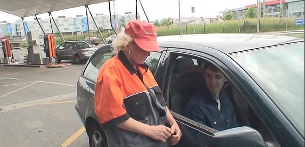  Blonde old woman pleases two strangers in the fields